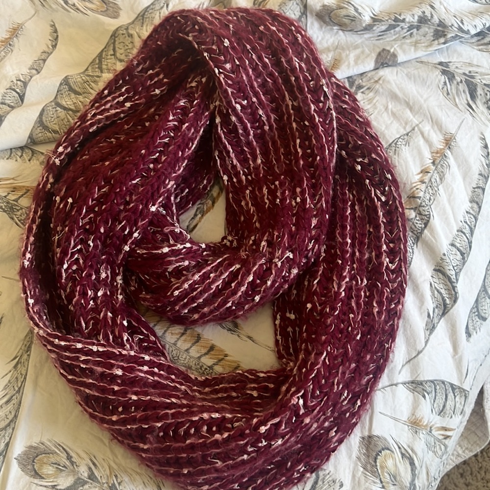Maurice’s Infinity Scarf/Cranberry Marled/EUC
